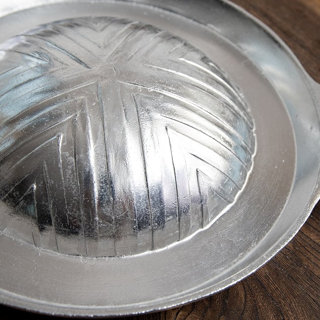 [27cm・フラット]高品質アルミ製　ムーガタ　 タイの焼き肉しゃぶしゃぶ鍋 3 - 中央部はこのようになっています。ミゾが彫ってあります