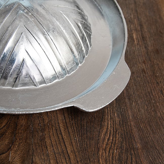 [27cm・フラット]高品質アルミ製　ムーガタ　 タイの焼き肉しゃぶしゃぶ鍋 4 - このフチの部分にスープを入れます