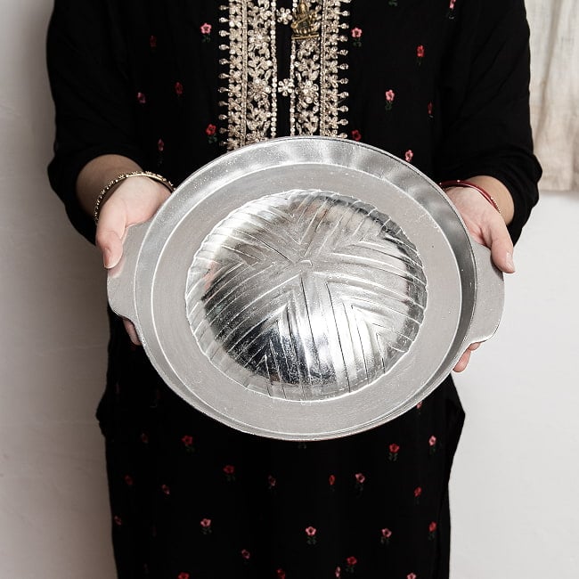 [27cm・フラット]高品質アルミ製　ムーガタ　 タイの焼き肉しゃぶしゃぶ鍋 8 - 手に持ってみた感じです