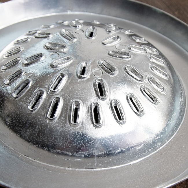 [27cm・穴開き]高品質アルミ製　ムーガタ　 タイの焼き肉しゃぶしゃぶ鍋 3 - 中央部はこのようになっています。脂落としの穴があります