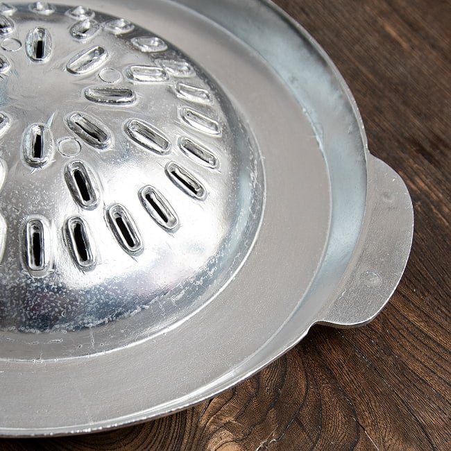 [27cm・穴開き]高品質アルミ製　ムーガタ　 タイの焼き肉しゃぶしゃぶ鍋 4 - このフチの部分にスープを入れます