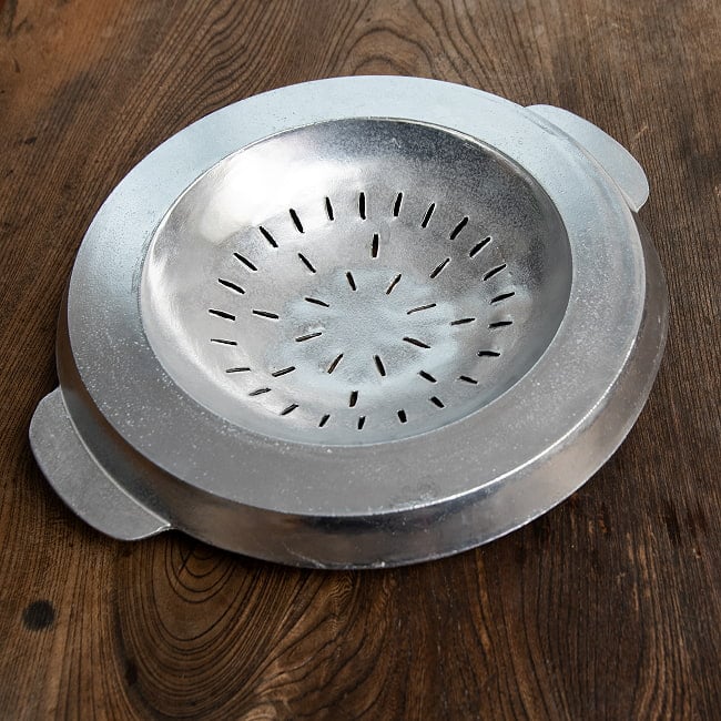 [27cm・穴開き]高品質アルミ製　ムーガタ　 タイの焼き肉しゃぶしゃぶ鍋 5 - 裏面の様子です