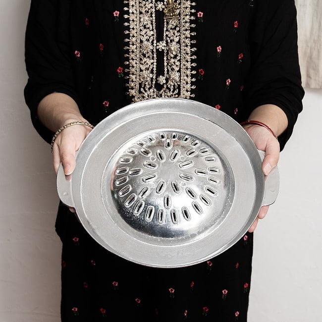 [27cm・穴開き]高品質アルミ製　ムーガタ　 タイの焼き肉しゃぶしゃぶ鍋 8 - 手に持ってみた感じです