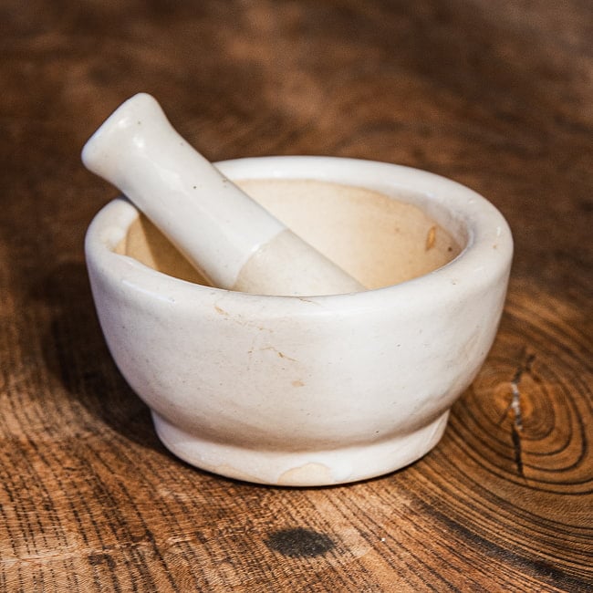 手作りのミニスパイスグラインダー バラナシ 陶器製 直径8.5cm程度 乳鉢 6 - 絵になりますね。