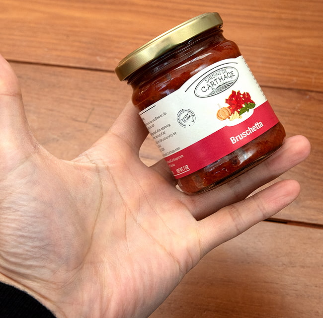 【送料無料・8個セット】ブルスケッタ 天日干しトマトのみじん切り - Bruschetta【JARDINS DE CARTHAGE】 5 - 手に持ってみました。使いきりのお手軽サイズです。でも、美味しいのであっという間になくなってしまいますよ。