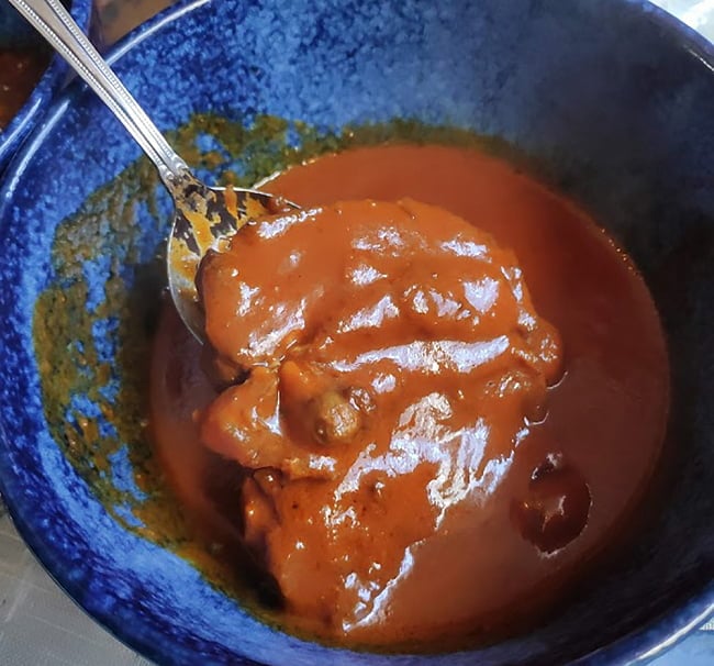 【送料無料・8個セット】スパイシー バター チキンカレー【辛口・骨付きチキン入り】 9 - 実際に中を開けてみました。大きなお肉がたっぷりと入っています