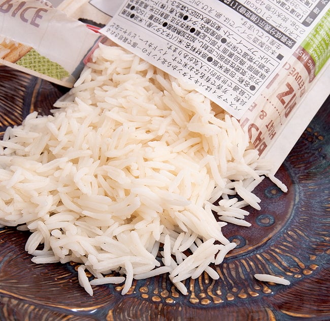 【送料無料・15個セット】バスマティライス レトルト 150g 一人前 - BASMATI RICE HEAT&EAT【KITCHEN88】[２個までメール便OK] 7 - 中のバスマティライスを開てみました。ぱらぱら、ほっくりで美味しかったです♪