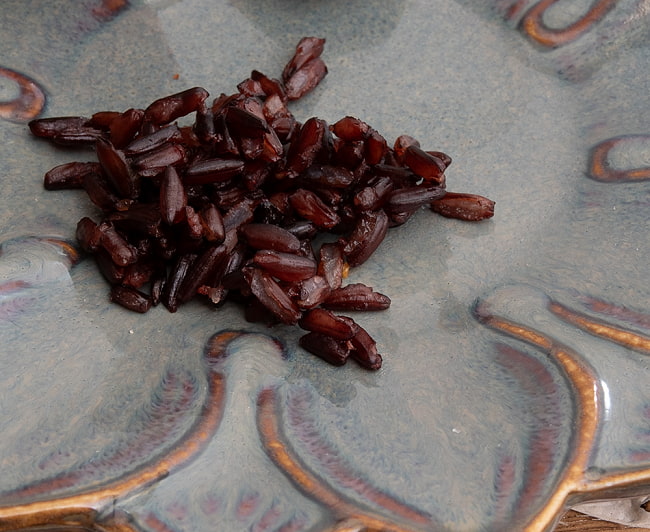 【送料無料・15個セット】ブラックライス 黒米 ライスベリー レトルト 150g 一人前 - STEAMED BLACK RICE HEAT&EAT【KITCHEN88】[２個までメール便OK] 6 - 中の黒米を開てみました。黒米の玄米なのでもっちり、プチッっとした食感です