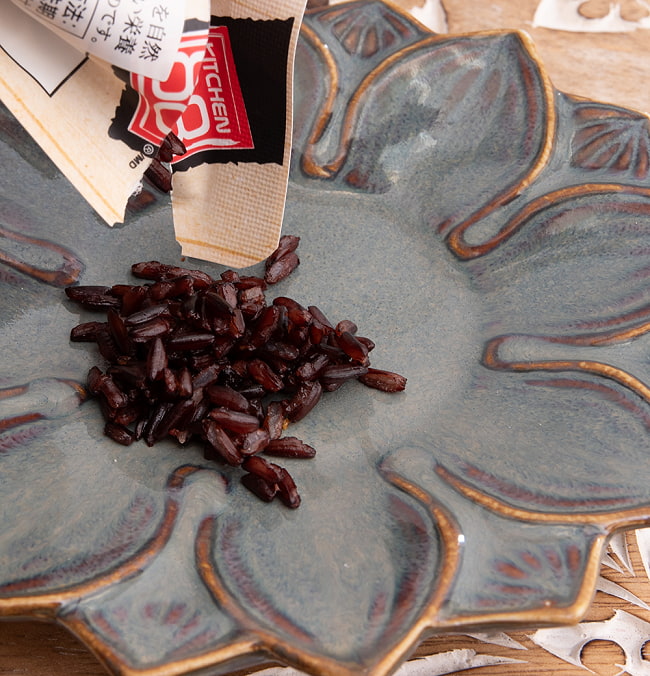 【送料無料・15個セット】ブラックライス 黒米 ライスベリー レトルト 150g 一人前 - STEAMED BLACK RICE HEAT&EAT【KITCHEN88】[２個までメール便OK] 7 - 中の黒米を開てみました。黒米の玄米なのでもっちり、プチッっとした食感で美味しかったです♪