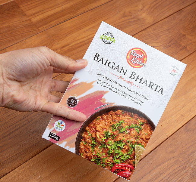 【15個セット】【Regal Kitchen】ベイガン バルタ - BAIGAN BHARTA 2人前 285g 6 - サイズ比較のために手に持ってみました