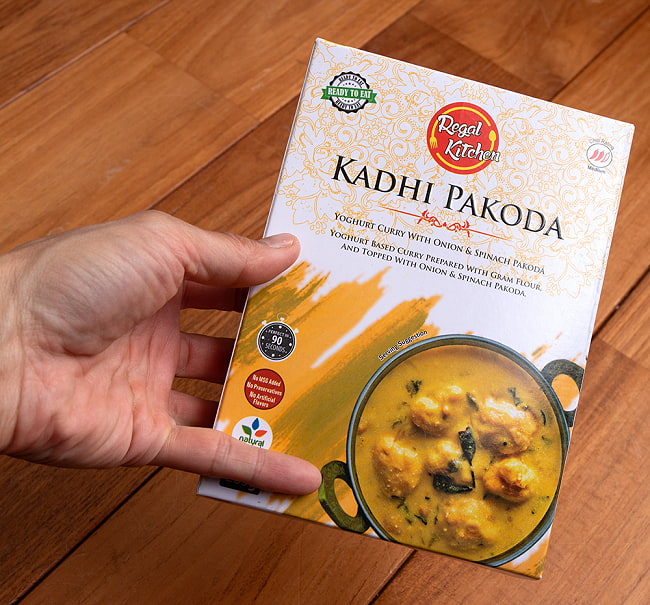 【送料無料・12個セット】カディ パコダ - KADHI PAKODA 2人前 285g【Regal Kitchen】 6 - サイズ比較のために手に持ってみました