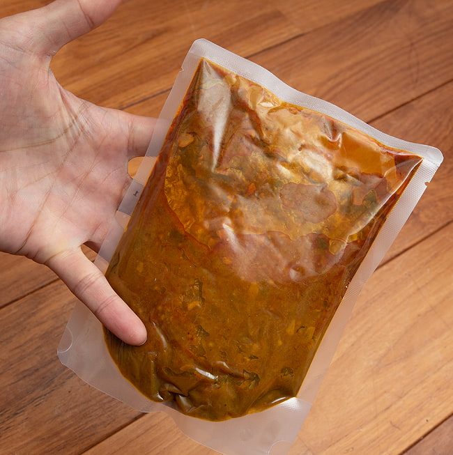 【送料無料・15個セット】アルー マター - ALOO MATAR 2人前 285g【Regal Kitchen】 8 - 中身を開けて手と比較してみました