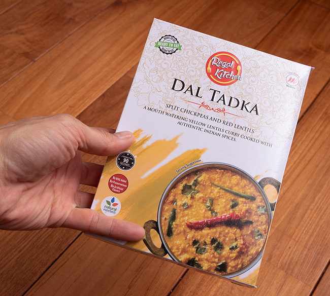 【送料無料・12個セット】ダル タドカ - DAL TADKA 2人前 285g【Regal Kitchen】 6 - サイズ比較のために手に持ってみました