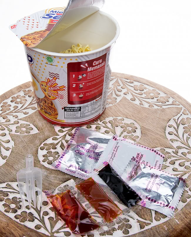 【送料無料・20個セット】インドネシア風カップ焼きそば(ミーゴレン味) - Mi Goreng 5 - 中身を出してみました