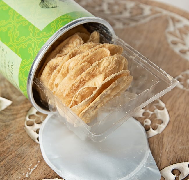 【送料無料・12個セット】パパダム(レンズ豆)チップス 〜スパイシー＆スモーキーBBQ〜 7 - 手に持ってみました。ポテトチップスと同じサイズ感です