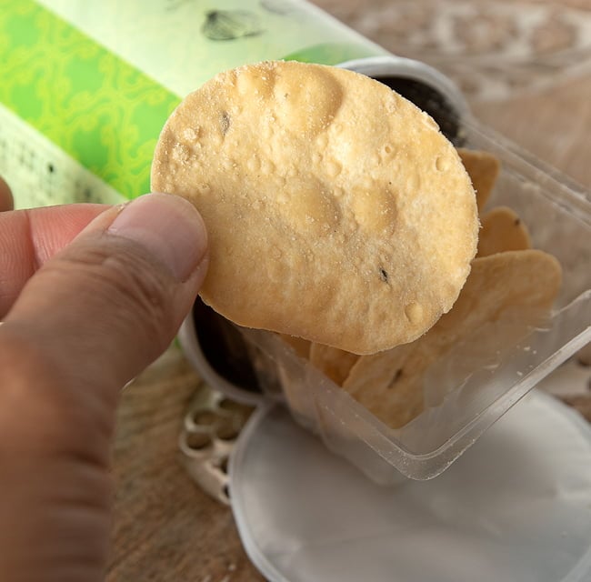 【送料無料・12個セット】パパダム(レンズ豆)チップス 〜サワークリーム＆オニオン〜 8 - 手に持ってみました。ポテトチップスと同じサイズ感です