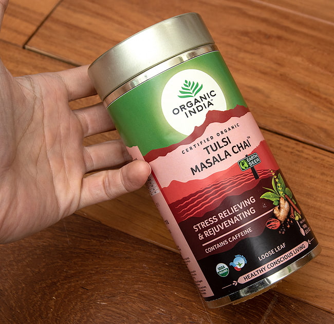 【送料無料・4個セット】トゥルシーティ　 マサラチャイ MASALA CHAI(100g) 【Organic India】 5 - サイズ比較のために手に持ってみました