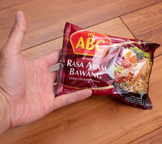 【送料無料・32個セット】RASA AYAM BAWANG - アヤムバワン味ラーメン[ABC Ayam Bawang] 5 - サイズ比較のために手に持ってみました
