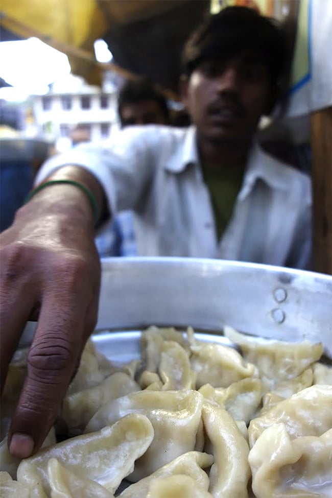 【送料無料・15個セット】MOMO MASALA - モモ・マサラ [100g] 7 - 現地でモモを作っているところです