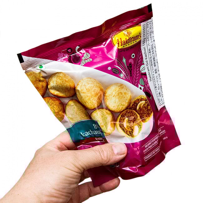 【送料無料・15個セット】インドのお菓子 ゴルカチョリ - Gol Kachori 5 - これくらいのサイズ感です。