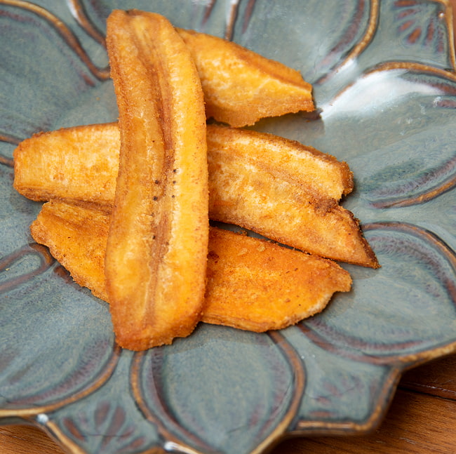 【送料無料・15個セット】小さなバナナを揚げてマサラ味に - Long Masala Banana Chips 170g【Chhedas】 6 - 中身を出してみました。小さなバナナをスライスしたのがわかりますね。