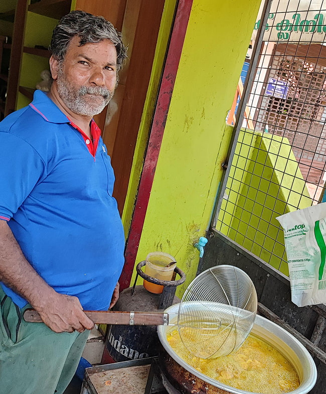 【送料無料・15個セット】小さなバナナを揚げてマサラ味に - Long Masala Banana Chips 170g【Chhedas】 7 - ケララの揚げバナナ屋さんのおじさん。この製品は工場で作られていると思いますが、現地のローカル向けは手作りなんですよ