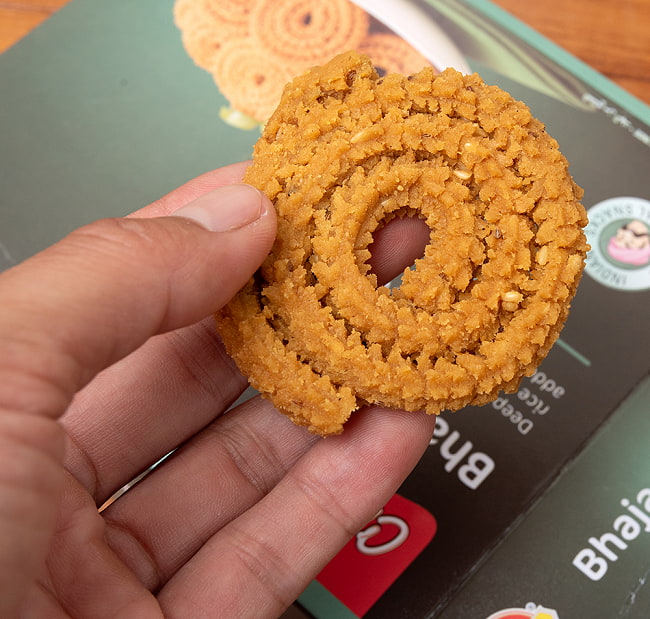 【送料無料・15個セット】ぐるぐる揚げ物スナック - Bhajani Chakli 170g【Chhedas】 6 - 手に持ってみました