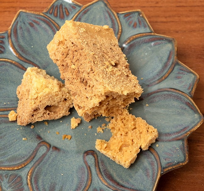 【送料無料・7個セット】インドのお菓子 クリスピーギー マイソールパック - Crispy Ghee mysorepak 200g【GRB】 7 - お皿に出してみました。さっくりと崩れます。