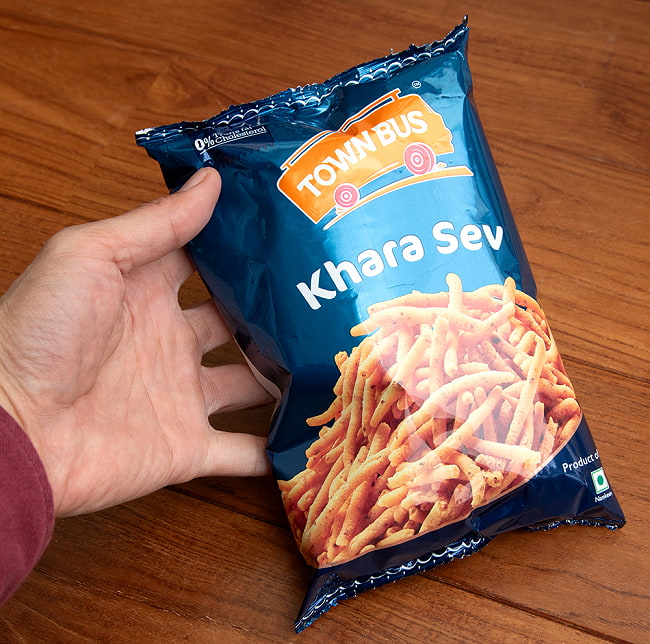 【送料無料・20個セット】シンプル&クミン味の南インドスナック - Khara Sev 150g【TOWNBUS】 5 - サイズ比較のために手に持ってみました