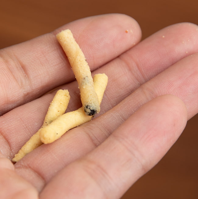 【送料無料・20個セット】シンプル＆クミン味の南インドスナック - Khara Sev 150g【TOWNBUS】 7 - 手に持ってみました