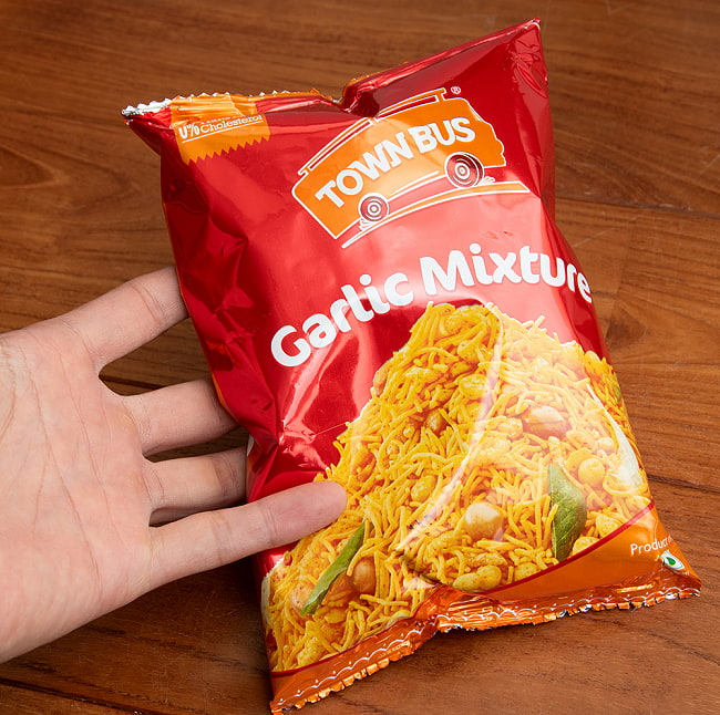 【送料無料・20個セット】ニンニク味がたまらなく旨い南インドスナック - Garlic Mixture 150g【TOWNBUS】 5 - サイズ比較のために手に持ってみました