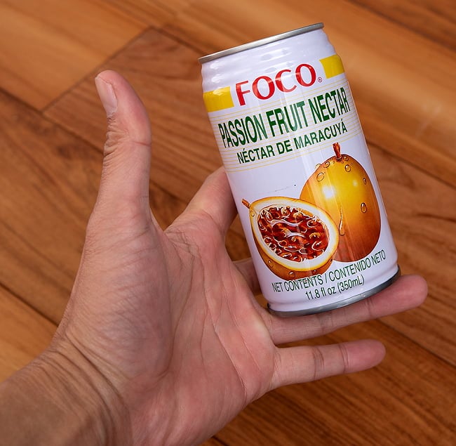 【ケース販売・24個セット】FOCO パッションフルーツジュース 350ml缶 5 - サイズ比較のために手に持ってみました