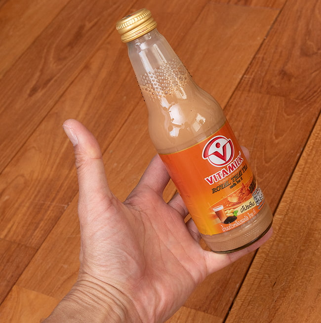 【送料無料・24個セット】タイの豆乳 タイティー味 VITAMILK バイタミルク [300ml] 5 - 大きさが判るように手に持ってみました