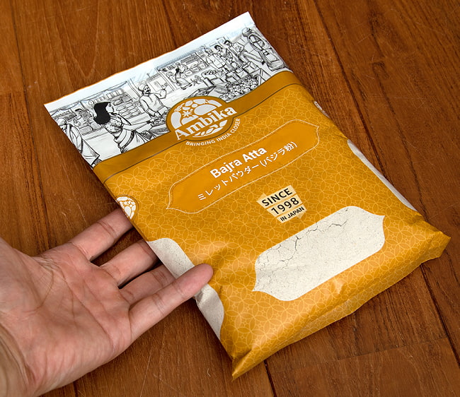 【15個セット】ミレットパウダー - バジラ粉 - Bajra Atta 【500g】 5 - サイズ比較のために手に持ってみました