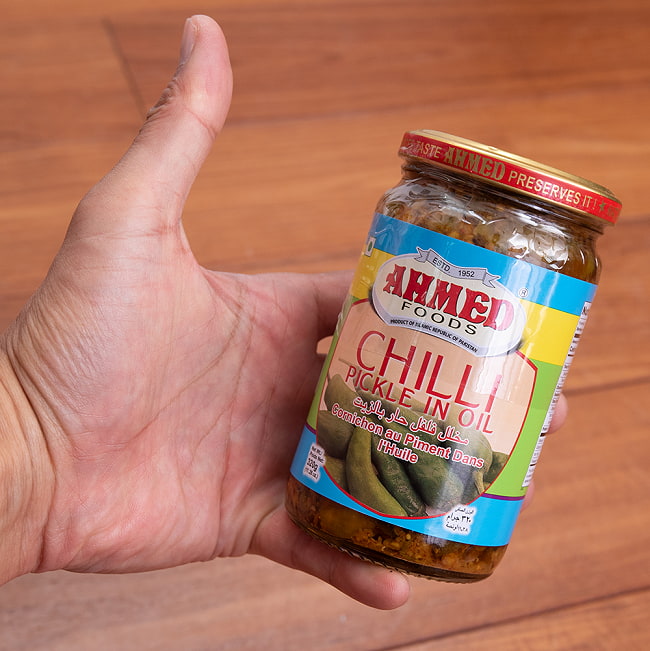 【送料無料・9個セット】チリピクルス - 唐辛子のアチャール - CHILLI PICKELE IN OIL 【AHMED】 5 - サイズ比較のために手に持ってみました