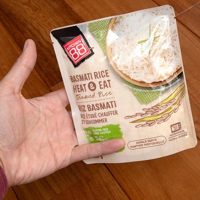 【24個セット】バスマティライス レトルト 150g 一人前 - BASMATI RICE HEAT&EAT【KITCHEN88】[２個までメール便OK] 6 - サイズ比較のために手に持ってみました