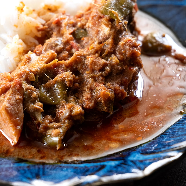 【12個セット】【2人前】KARAHI GOSHT カラヒ・ゴーシュト パキスタンの牛煮込みカレー 【LAZZAT】 435g 7 - 実際に中を開けて盛り付けしてみました。具がゴロゴロ入っていてびっくり！！