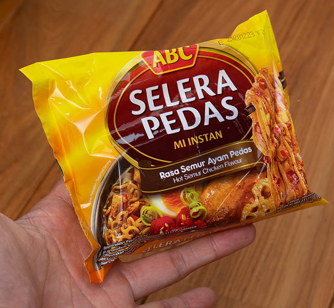 【5個セット】ABCインスタントラーメン 辛ロチキンシチュー味 5 - サイズ比較のために手に持ってみました