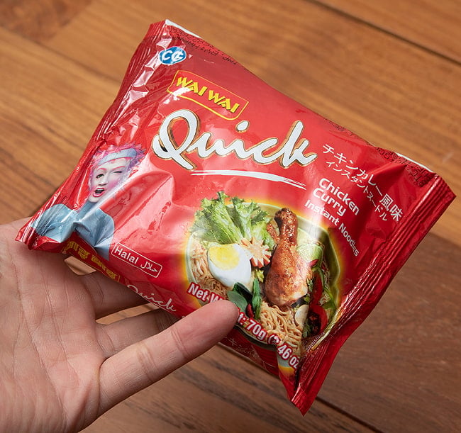 【ケース販売・30個セット】WAIWAI Quick - ネパールのインスタントヌードル【チキンカレー風味】 3 - サイズ比較のために手に持ってみました