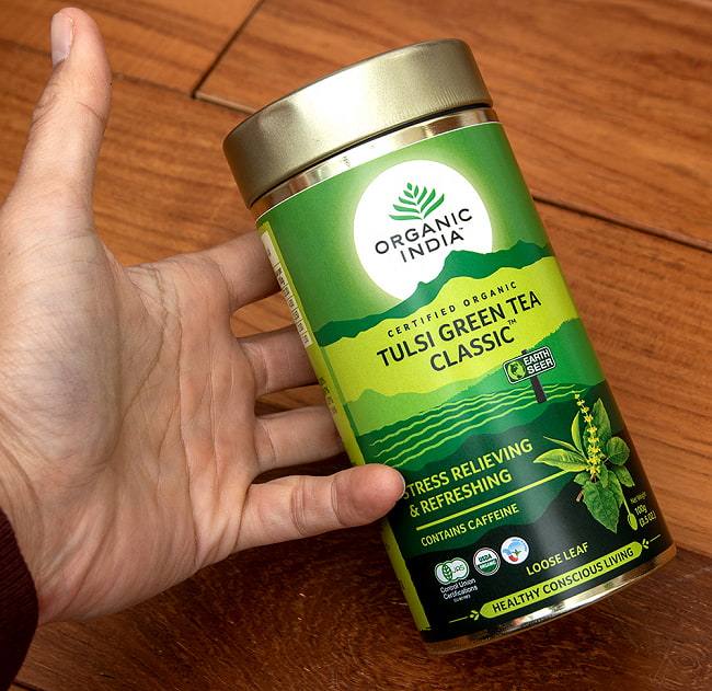 【送料無料・12個セット】トゥルシーティ　 グリンティークラシック 缶入り茶葉 TULSI GREEN TEA CLASSIC(100g)  【Organic India】 5 - サイズ比較のために手に持ってみました