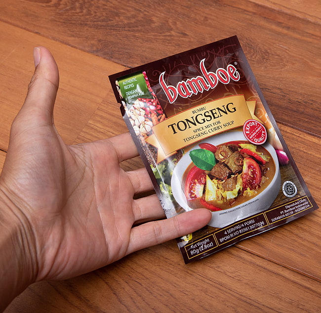 【12個セット】【bamboe】ジャワ風のピリ辛カレースープの素 Tongseng Soup 6 - サイズ比較のために手に持ってみました