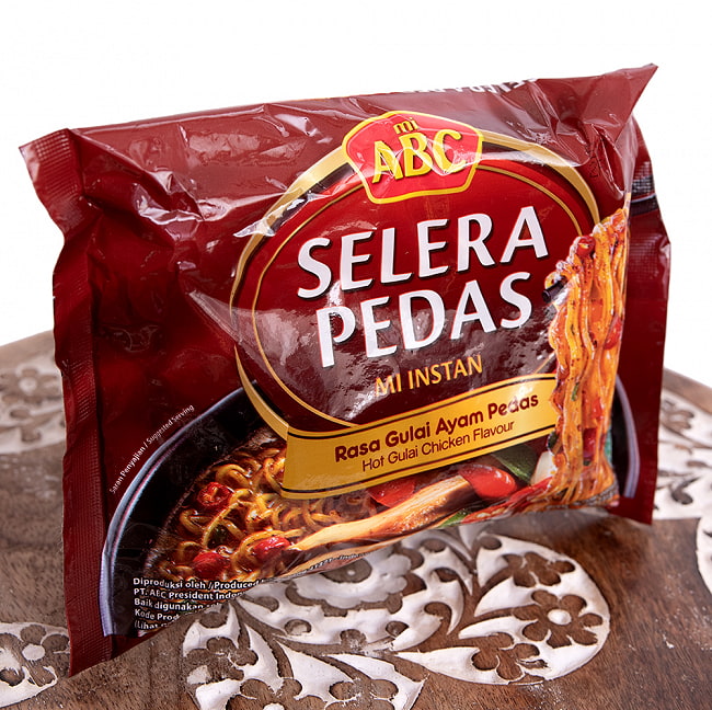 【20個セット】【ABC】SELERA PEDAS Rasa Gulai Ayam Pedas- グライアヤムプダス味ラーメン 3 - 斜めから撮影しました