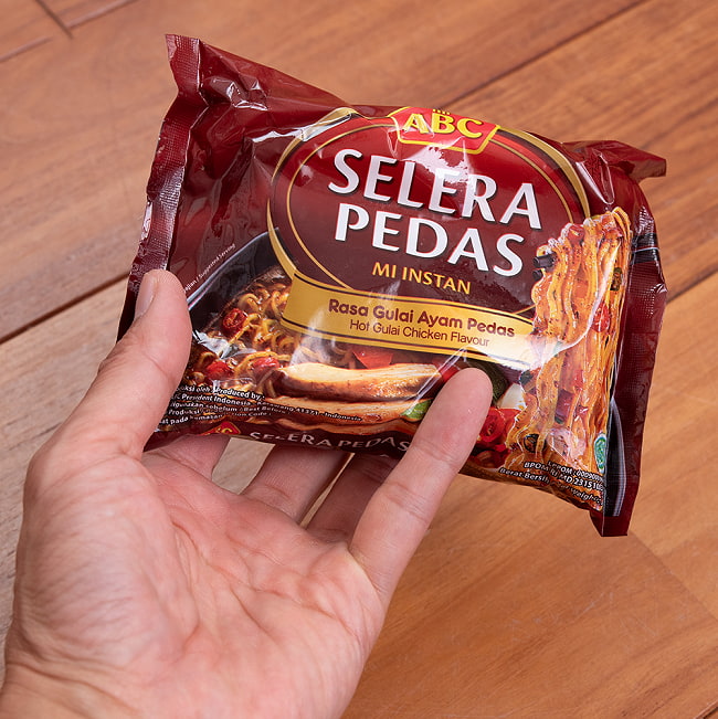【20個セット】【ABC】SELERA PEDAS Rasa Gulai Ayam Pedas- グライアヤムプダス味ラーメン 5 - サイズ比較のために手に持ってみました