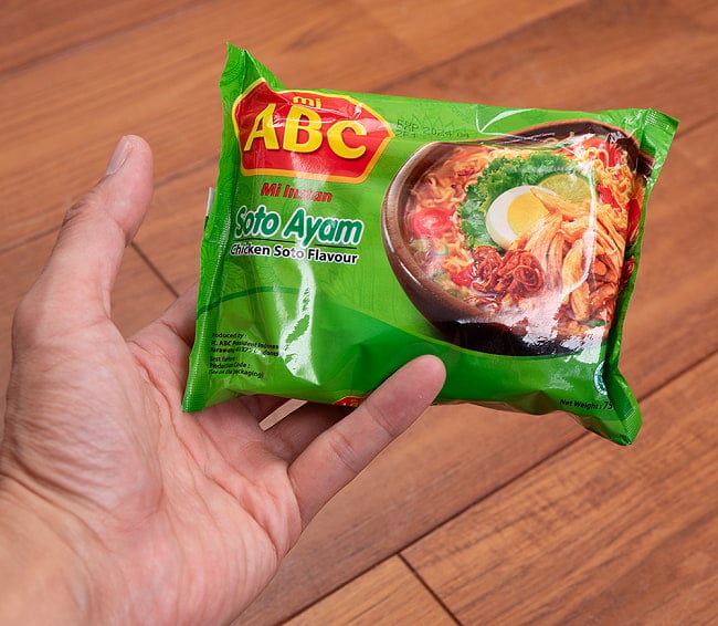 【10個セット】【ABC】SOTO AYAM - ソトアヤム味ラーメン 5 - サイズ比較のために手に持ってみました