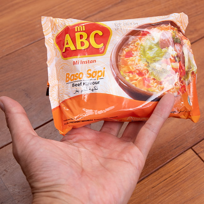 【10個セット】【ABC】Baso Sapi - ビーフミートボール味ラーメン 5 - サイズ比較のために手に持ってみました