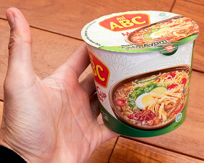 【3個セット】【ABC】Soto Ayam Cup インスタントカップヌードル ソトアヤム味 ピリ辛チキン風味 5 - サイズ比較のために手に持ってみました