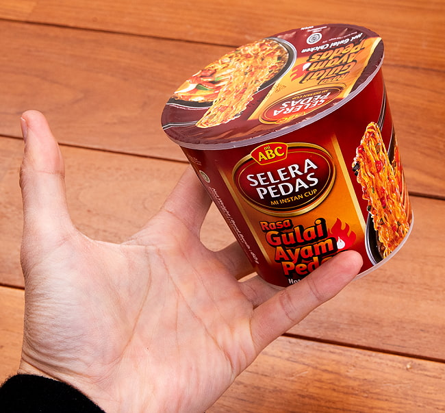 【3個セット】【ABC】Gulai Ayam Pedas Cup インスタントカップヌードル グライアヤムプダス味 激辛チキンカレー味  5 - サイズ比較のために手に持ってみました
