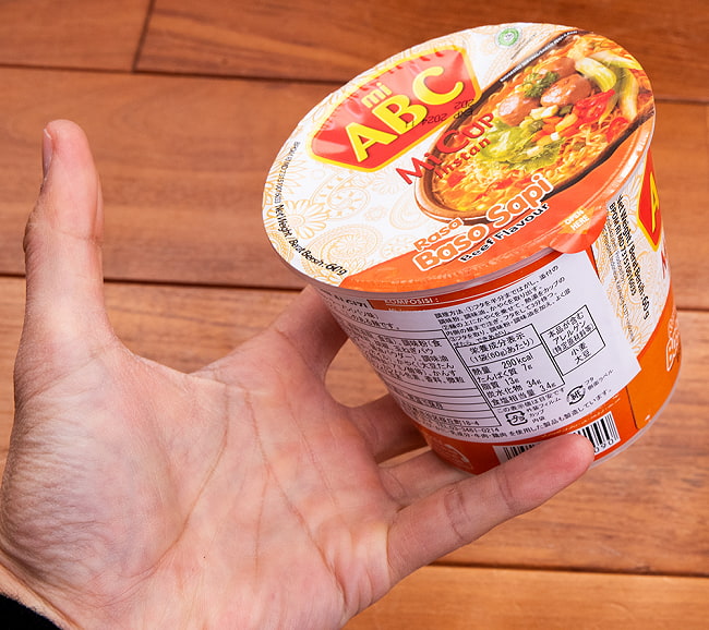 【3個セット】【ABC】Baso Sapi Cup  インスタントカッヌードル バソサピ味 ビーフ風味のスープ 5 - サイズ比較のために手に持ってみました