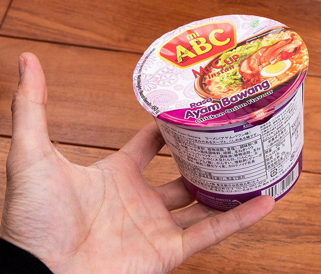 【3個セット】【ABC】Ayam Bawang Cup インスタントカップヌードル アヤムバワン味 玉ねぎの甘味とチキンのうまみのあるスープ 5 - サイズ比較のために手に持ってみました