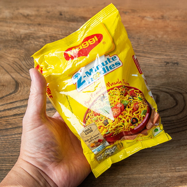 【10個セット】インドの屋台ヌードル マサラ味 インスタント 2人前 Maggi 6 - これくらいのサイズ感です。